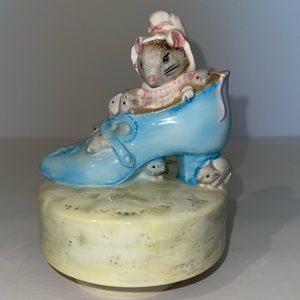 Schmidt Beatrix Potter The Old Woman Who Lives in a Shoe Ceramic Music Box